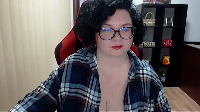 MissTroublle online show from January 28, 10:45 am