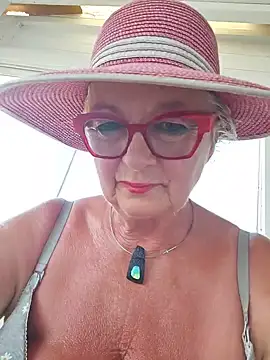 Snapshot of MucMilf59 chatting on July 4, 10:21 am MucMilf59 online show from July 4, 10:21 am
