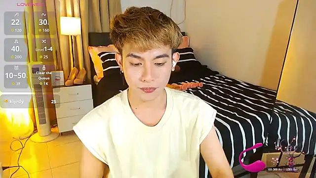 Snapshot of WildestTwink chatting on July 27, 1:29 pm WildestTwink online show from July 27, 1:29 pm