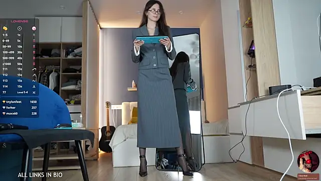 LAUREL HAZEL online show from March 10, 10:13 pm