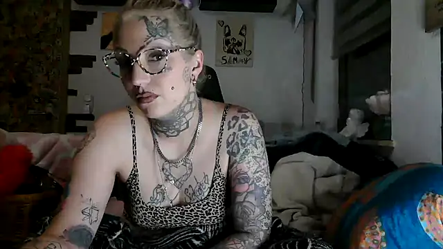 RoxxyInk online show from June 1, 10:44 pm