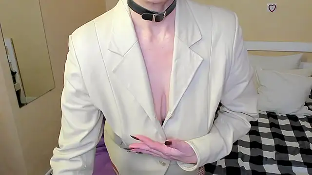 FoxySophia online show from November 21, 9:30 am