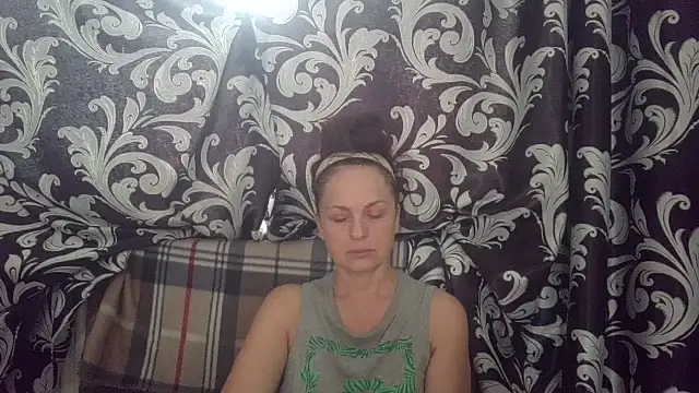 Snapshot of LindaStarS chatting on June 4, 5:13 am LindaStarS online show from June 4, 5:13 am