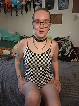 Izzy Hellbourne online show from July 16, 8:59 pm