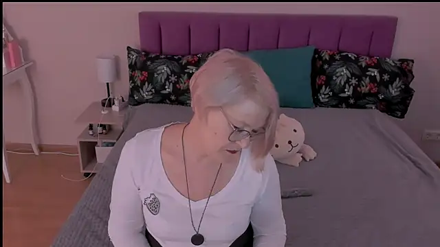 sabrinamacmarren online show from March 8, 5:17 am