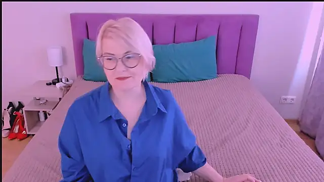 sabrinamacmarren online show from September 12, 9:42 am