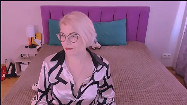 sabrinamacmarren online show from September 28, 11:48 am