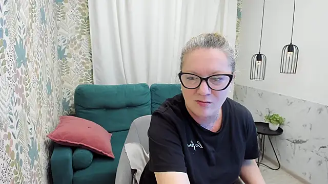 Snapshot of LeaPure chatting on June 21, 5:10 am LeaPure online show from June 21, 5:10 am