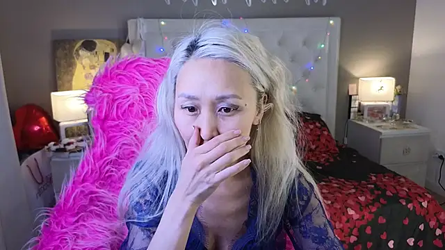 Snapshot of RoxalanaStar chatting on February 20, 10:21 pm RoxalanaStar online show from February 20, 10:21 pm