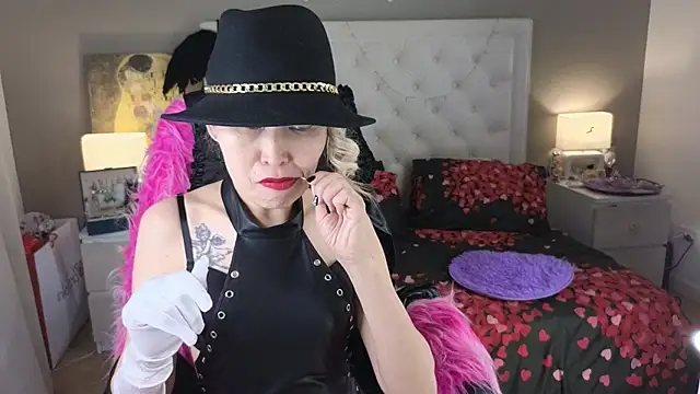 Snapshot of RoxalanaStar chatting on June 5, 10:54 am RoxalanaStar online show from June 5, 10:54 am