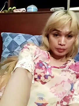Snapshot of QueenSoreal chatting on July 12, 8:49 am QueenSoreal online show from July 12, 8:49 am
