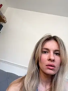 Snapshot of DollyDripp chatting on May 1, 10:31 am DollyDripp online show from May 1, 10:31 am