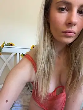 DollyDripp online show from June 9, 11:00 am