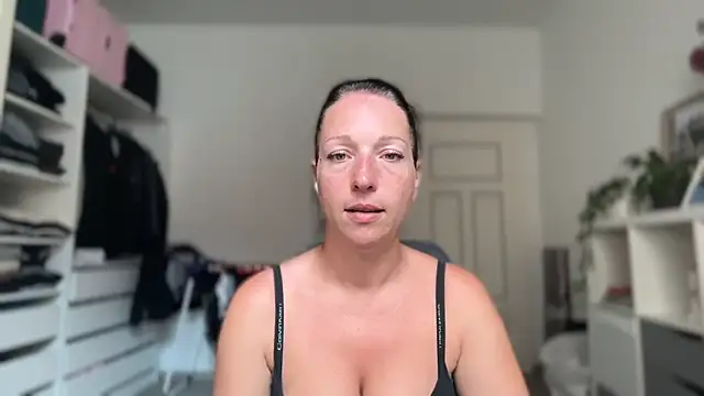 Snapshot of Viola_Beck chatting on July 18, 9:35 am Viola Beck online show from July 18, 9:35 am