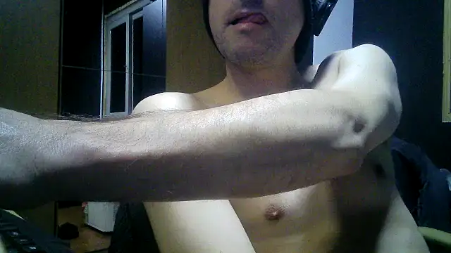 Snapshot of gauchors20 chatting on August 2, 3:05 am gauchors20 online show from August 2, 3:05 am