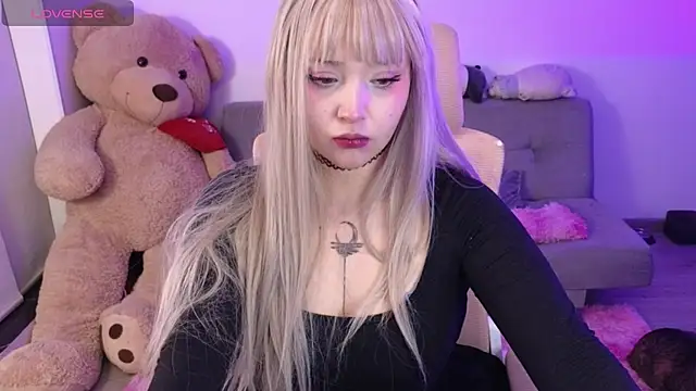 Snapshot of KuroChan420 chatting on April 19, 3:39 am KuroChan420 online show from April 19, 3:39 am