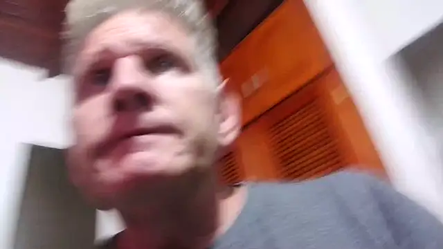 Snapshot of carlosbangsstar chatting on January 31, 7:23 pm carlosbangsstar online show from January 31, 7:23 pm