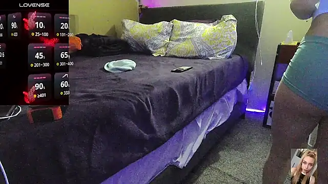 Blondiewithanass online show from March 19, 6:39 am