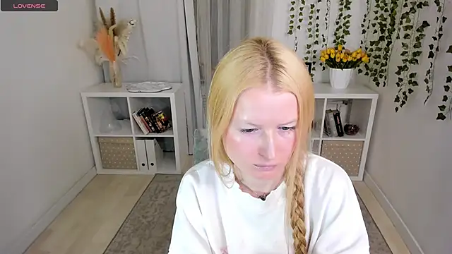 Snapshot of Laly_Peach chatting on April 23, 1:13 pm Laly Peach online show from April 23, 1:13 pm