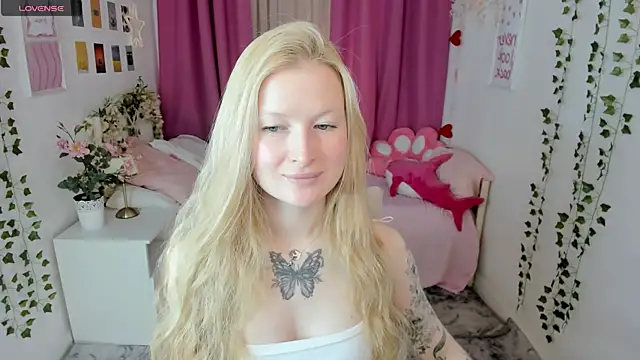 Snapshot of Laly_Peach chatting on April 29, 11:14 am Laly Peach online show from April 29, 11:14 am