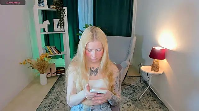 Snapshot of Laly_Peach chatting on April 30, 11:27 am Laly Peach online show from April 30, 11:27 am