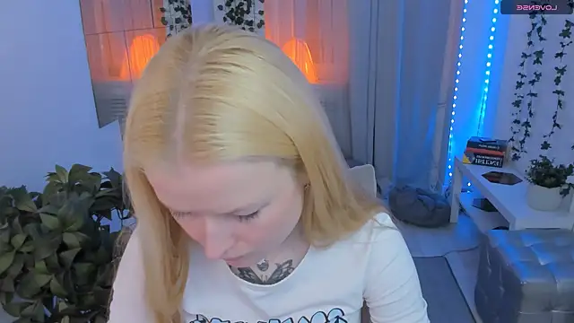 Snapshot of Laly_Peach chatting on June 3, 11:57 am Laly Peach online show from June 3, 11:57 am