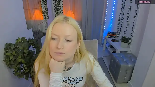 Snapshot of Laly_Peach chatting on June 3, 2:33 pm Laly Peach online show from June 3, 2:33 pm