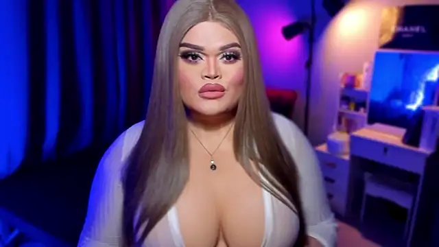 Snapshot of KarolinaThompson chatting on December 7, 10:06 pm KarolinaThompson online show from December 7, 10:06 pm