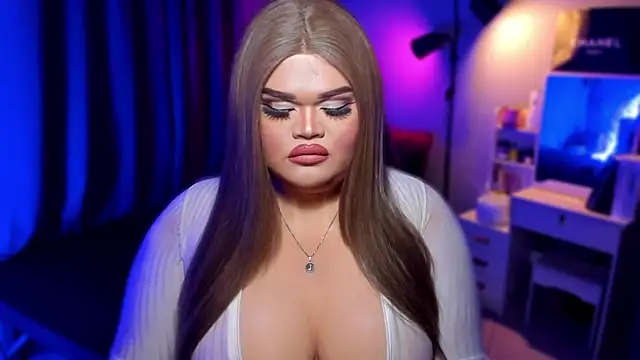 Snapshot of KarolinaThompson chatting on December 8, 1:13 am KarolinaThompson online show from December 8, 1:13 am