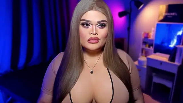 Snapshot of KarolinaThompson chatting on December 8, 7:43 pm KarolinaThompson online show from December 8, 7:43 pm