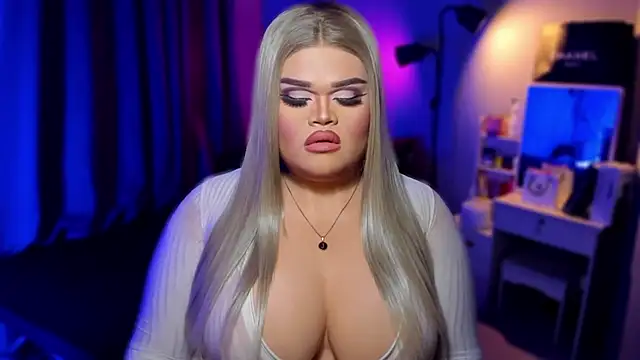 Snapshot of KarolinaThompson chatting on December 13, 10:19 am KarolinaThompson online show from December 13, 10:19 am