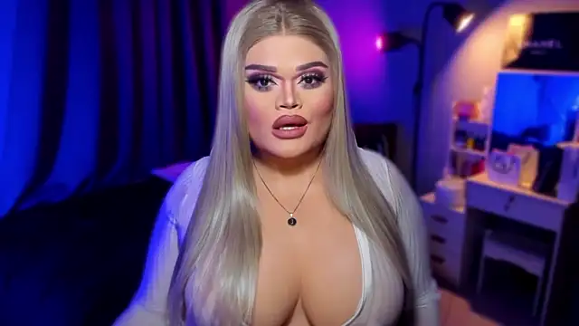 Snapshot of KarolinaThompson chatting on December 14, 8:29 pm KarolinaThompson online show from December 14, 8:29 pm