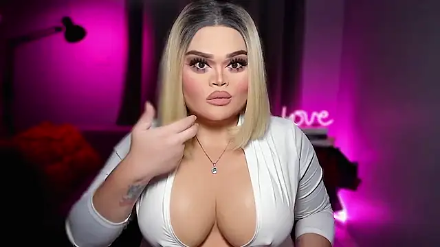 Snapshot of KarolinaThompson chatting on February 18, 5:36 am KarolinaThompson online show from February 18, 5:36 am