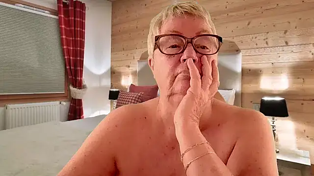 GrannyChrissy68 online show from April 1, 1:41 pm