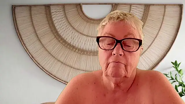 GrannyChrissy68 online show from April 13, 1:05 pm