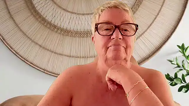 GrannyChrissy68 online show from April 15, 9:37 pm
