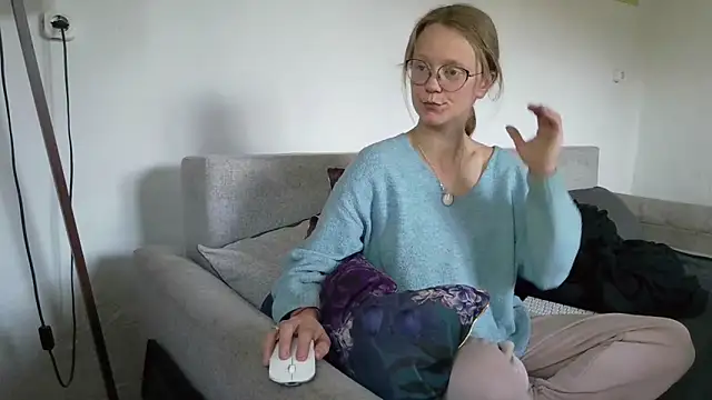 little-leni online show from April 28, 7:02 am