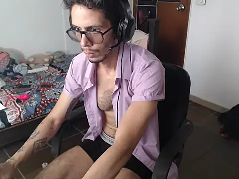 Snapshot of alisterxxx chatting on July 11, 2:53 pm alisterxxx online show from July 11, 2:53 pm