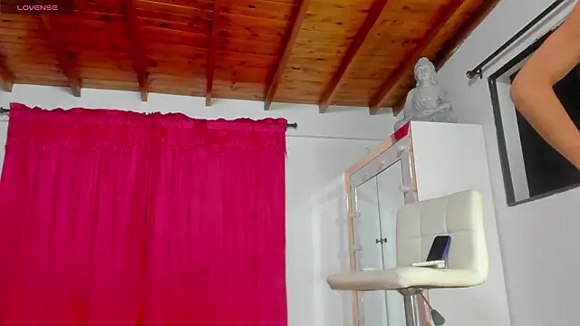 Snapshot of emily_hornett chatting on February 28, 3:18 am emily hornett online show from February 28, 3:18 am