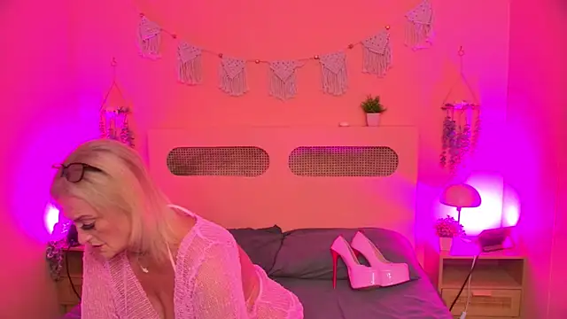 SarahDanielBabestation online show from July 27, 8:05 pm