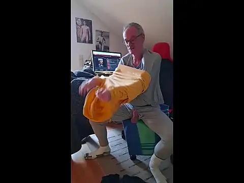 Snapshot of BerndisCam chatting on January 14, 1:28 pm BerndisCam online show from January 14, 1:28 pm