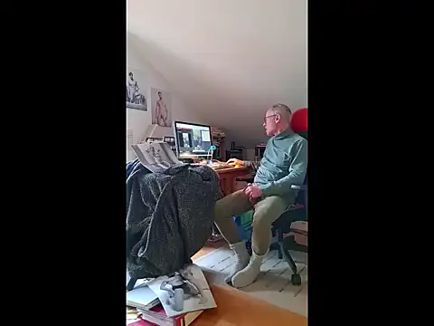 Snapshot of BerndisCam chatting on February 19, 1:40 pm BerndisCam online show from February 19, 1:40 pm