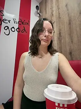 The Snowwhitee online show from April 18, 9:15 pm