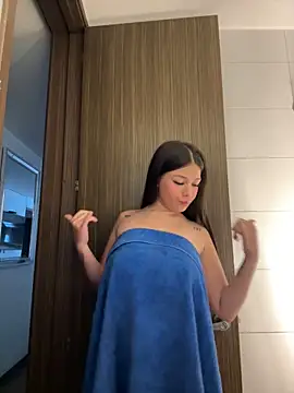 Snapshot of Alyshanon18 chatting on March 7, 10:51 pm Alyshanon18 online show from March 7, 10:51 pm