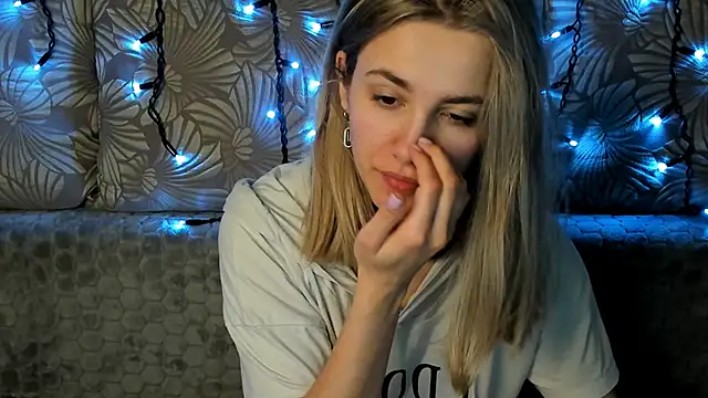 MaggieCake online show from March 9, 5:22 am