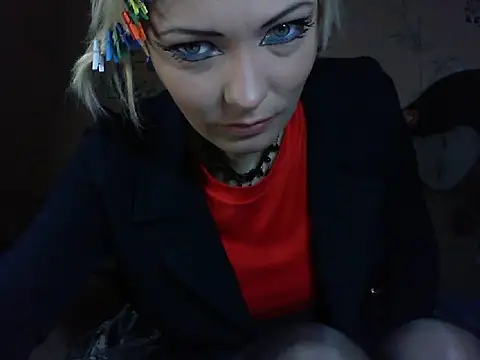 WildMissNiks online show from April 4, 8:45 am