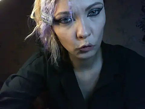 WildMissNiks online show from April 11, 7:45 am