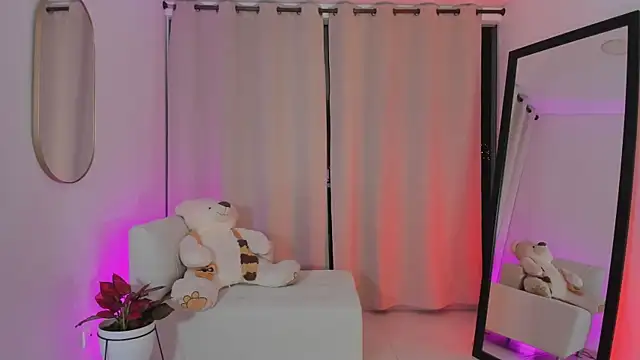 roxie gates  online show from October 19, 4:35 am