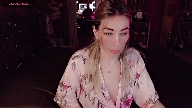 AnnieGOld  online show from April 12, 7:52 pm