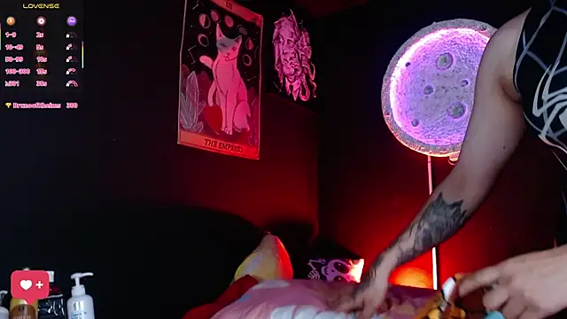 girl intense444 online show from April 7, 7:25 pm